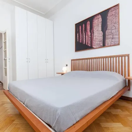 Bright House Center On Subway Lines 1,2 &3 Apartment *