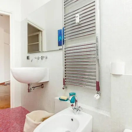 Bright House Center On Subway Lines 1,2 &3 Apartment