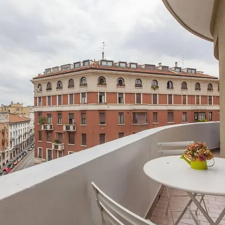 Bright House Center On Subway Lines 1,2 &3 Apartment *