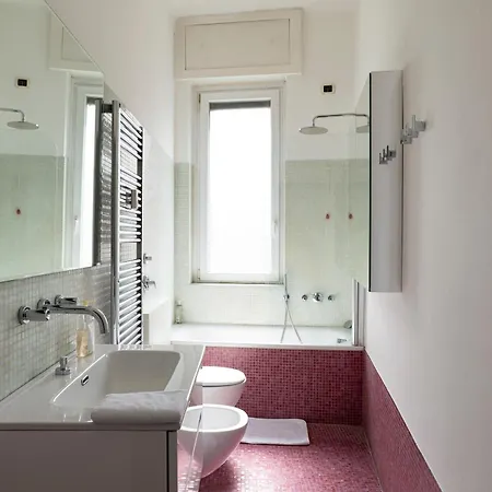 Bright House Center On Subway Lines 1,2 &3 Apartment *